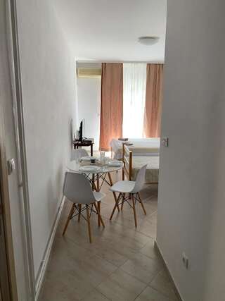 Апартаменты Guesthouse P&A Будва Трехместный номер, вид на сад-4